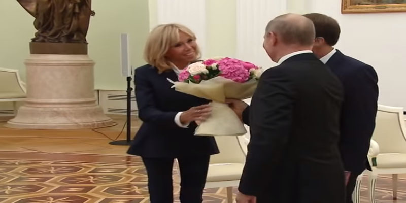 بوتين يقدم باقة أزهار للسيدة الفرنسية الأولى